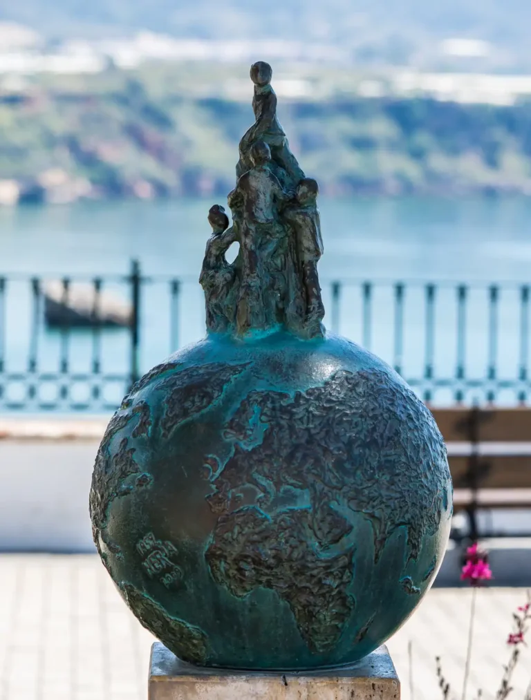 Escultura homenaje a los descubridores de la Cueva de Nerja